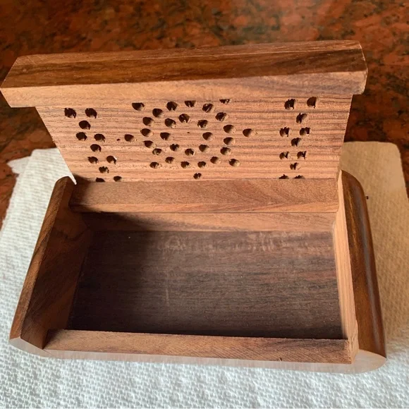 Vintage jewelry box. Hand Carved, gold accents. Small Walnut box Wooden … - Picture 2 of 5